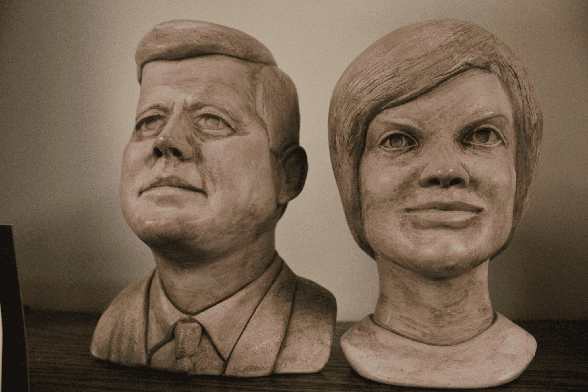 A bust of JFK and Jackie Kennedy